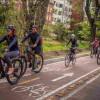 Foto de bogotanos y bogotanas usando bicicleta y circulando por una ciclorruta en Bogotá.