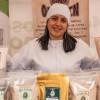 Foto de una mujer y su emprendimiento de alimentos durante una feria de 'Hecho en Bogotá'.