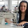 Foto de la fabricación de bolsos con jeans viejos en Bogotá con procesos de economía circular.