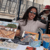 Foto de una ciudadana con su emprendimiento en una feria en Bogotá.