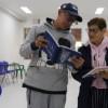 Foto de John Vanegas y María Rosa Rodríguez en un salón de clases del programa de bachillerato flexible en Bogotá.