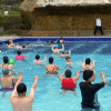 Fotos de un grupo de personas en una piscina.