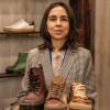 Foto de una mujer comerciante y su negocio de productos de cuero.