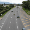 Foto que muestra vehículos andando por las calles