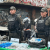 Imagen de dos policías con la driga incautada