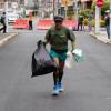 Foto de un hombre participante de la primera carrera ambiental 'Plogging' en Bogotá.