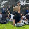Foto de 360 niñas entre los 5 y 12 años de colegios públicos de la localidad de Santa Fe en el parque Mundo Aventura.