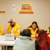 Imagen de funcionarias de Integración Social en una mesa