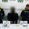 Mujer capturada con dos policías