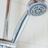 Foto que muestra una regadera en un baño.