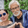 Imagen de una mujer junto a un hombre adulto mayor