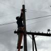 Foto de un trabajador instalando las nuevas alarmas en Antonio Nariño