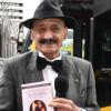 Adulto mayor con su libro 