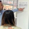 Imagen del alcalde Galán señalando un aviso de sellado. 