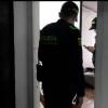 Foto de doss policías haciendo procesos de investigación en una vivienda en Bogotá.