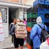 Imagen de varias personas cargando alimentos