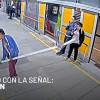 Imagen de cámara de seguridad en la que se ve a hombre intentando subirse a un bus de TransMilenio con una craga no permitida.
