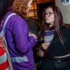 Mujer recibiendo información por parte de funcionaria de la Secretaría de la Mujer.