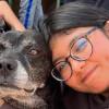 perro criollo con mujer bogotana