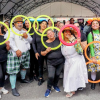 Imagen de personas posando la foto sosteniendo aros