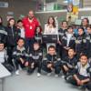 Foto de estudiantes del colegio con el alcalde de la localidad 