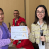 Foto de una mujer recibiendo un certificado 