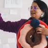 Mujer enseñando anatomía de los órganos sexuales femeninos.
