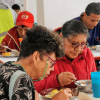 Imagen de dos señoras comiendo un almuerzo en comedor comunitario