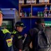 Autoridades en operativo de control a establecimientos comerciales. 