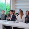 Foto que muestra personas reunidas y hablando