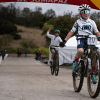 Imagen de un bicicrocista menor de edad pasando la línea de meta y celebrando