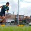 Jóvenes juegan fútbol en cancha de Bogotá
