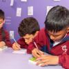 Foto que muestra estudiantes escribiendo 