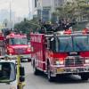 Vehículos de Bomberos Bogotá durante desfile de conmemoración.