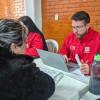 Foto que muestra personas hablando 