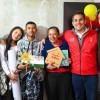 Foto que muestra un grupo de personas sonriendo