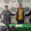 Imagen del capturado junto a dos policías