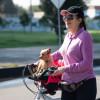 mujer con mascota recorre Bogotá en bicicleta