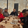 Imagen de varios funcionarios en una mesa hablando