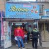 Funcionarios de la Alcaldía Local y policía en operativo