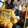 Imagen de una funcionaria atendiendo a un habitante de calle en un bus de TransMilenio