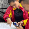 Imagen de dos funcionarios revisando una documentación