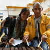 Imagen de un funcionario junto a una mujer