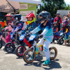 Foto de unos niños en bicicletas 