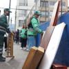 Foto que muestra personas levantando residuos 