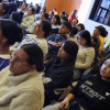 Imagen de jóvenes sentados escuchando a una persona