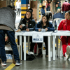 Imagen de gente votando en una mesa