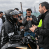 Imagen de Galán con un motociclista
