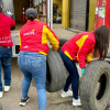 Imagen de funcionarias públicas recogiendo llantas