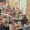 Foto de un grupo de adultos mayores en un auditorio 